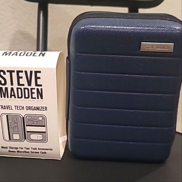 Steve Madden Hard Shell Travel Tech Organizer w/Microfiber Cloth - Picture 7 of 8